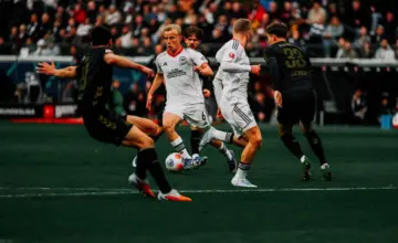 Fudbaleri Ajntrahta i Kelna tokom njihovog susreta 5. aprila 2026, koji je završen 2:2. Arhivska fotografija, izvor: Eintracht Frankfurt.