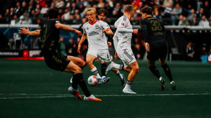 Fudbaleri Ajntrahta i Kelna tokom njihovog susreta 5. aprila 2026, koji je završen 2:2. Arhivska fotografija, izvor: Eintracht Frankfurt.