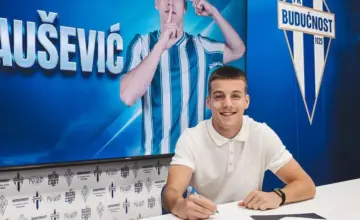 Aleksa Caušević nakon potpisa prvog profesionalnog ugovora sa FK Budućnost. Foto: FK Budućnost / Vijesti.