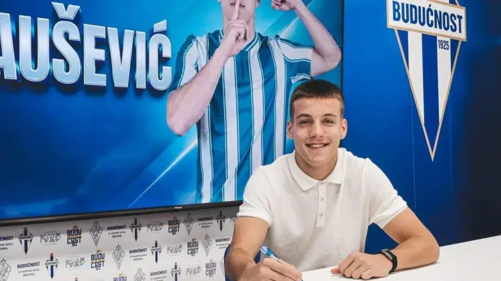 Aleksa Caušević nakon potpisa prvog profesionalnog ugovora sa FK Budućnost. Foto: FK Budućnost / Vijesti.