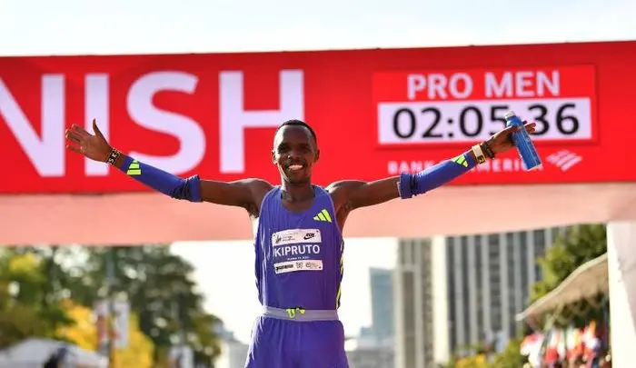 Amos Kipruto u Čikagu 2024, arhiva; nije pobjednička trka 2026. Izvor fotografije: Pulse Sports Kenya, https://www.pulsesports.co.ke/story/amos-kipruto-reacts-to-chicago-marathon-performance-as-he-reflects-on-injury-struggles-2024101408361041089