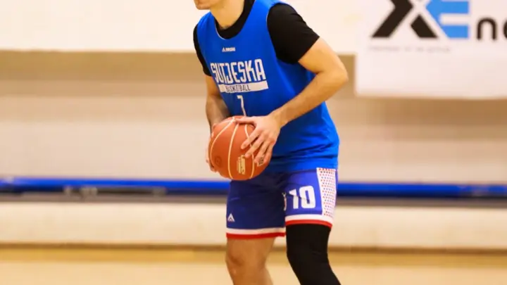 Andrej Vulević sa košarkaškom loptom u plavom dresu Sutjeske u hali. Originalna fotografija KK Sutjeska, objava o povratku igrača 15. oktobra 2026. Foto: KK Sutjeska / Instagram.