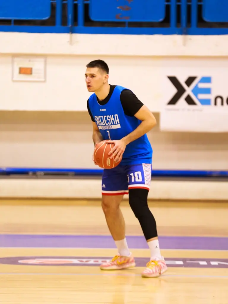 Andrej Vulević sa košarkaškom loptom u plavom dresu Sutjeske u hali. Originalna fotografija KK Sutjeska, objava o povratku igrača 15. oktobra 2026. Foto: KK Sutjeska / Instagram.