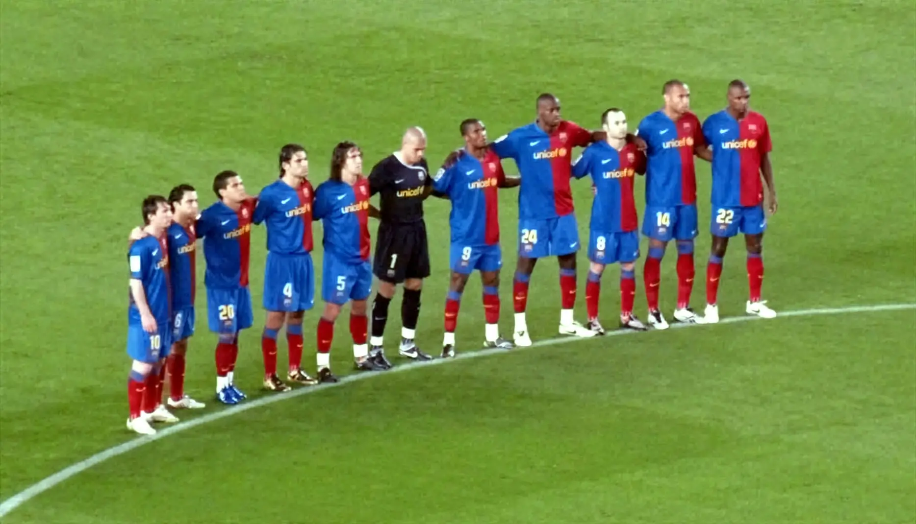 Barselona 2008: Samuel Eto sa Mesijem, Pujolom, Ćavijem i drugim saigračima pred utakmicu sa Almerijom.