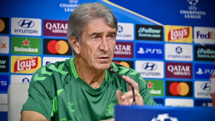 Manuel Pelegrini na konferenciji za novinare uoči utakmice Betis – Fejenord, oktobar 2026. Foto Miguel Morenatti / AS.