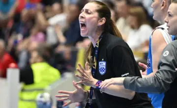 Bojana Popović tokom meča CSM Bukurešt – Esbjerg u aprilu 2026, arhivska fotografija. Izvor fotografije: Sport.ro, https://www.sport.ro/handbal/bojana-popovic-a-spus-care-a-fost-este-meritul-ei-in-calificarea-obtinuta-de-csm-bucuresti-s-au-pregatit-intens-pentru-asta.html