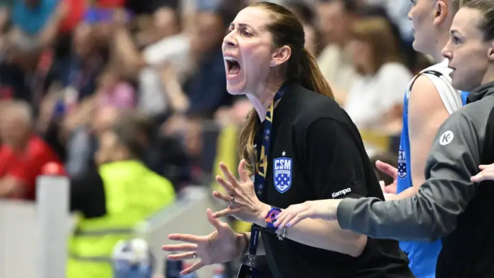 Bojana Popović tokom meča CSM Bukurešt – Esbjerg u aprilu 2026, arhivska fotografija. Izvor fotografije: Sport.ro, https://www.sport.ro/handbal/bojana-popovic-a-spus-care-a-fost-este-meritul-ei-in-calificarea-obtinuta-de-csm-bucuresti-s-au-pregatit-intens-pentru-asta.html