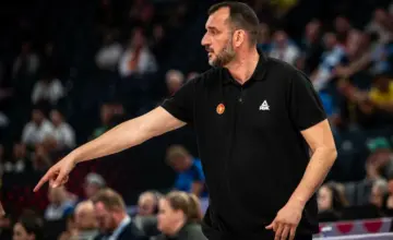 Boško Radović, bivši selektor košarkaške reprezentacije Crne Gore, na ranijem reprezentativnom angažmanu. Fotografija FIBA / Vijesti, arhiva 2025.