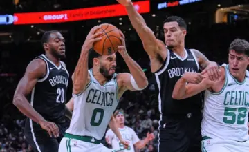 Džejson Tejtum sa loptom protiv Bruklin Netsa u Bostonu 27. oktobra 2026.