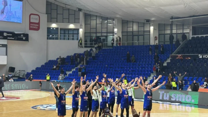 Košarkaši Budućnost Volija pozdravljaju navijače u Morači