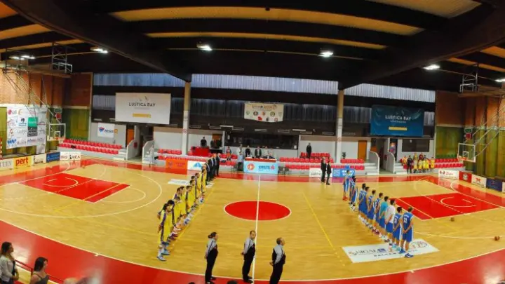 Sportska dvorana Župa u Tivtu tokom košarkaške utakmice, ABA liga arhivski snimak