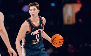 David Mirković u dresu Ilinoisa s loptom na NCAA utakmici. Foto: Courtney Bay / Illinois Athletics