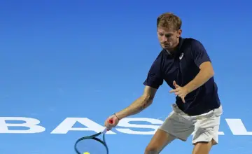 Alehandro Davidovič Fokina tokom teniskog udarca na turniru u Bazelu 2025; izvorna stvarna fotografija prilagođena u široki 16:9 kadar bez odsijecanja glave, nije finale u Šangaju. Foto Skyscraper2010 / Wikimedia Commons CC BY-SA 4.0.