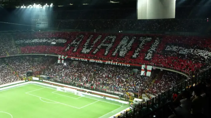 Navijačka koreografija pred Milan – Inter na San Siru 29. avgusta 2009. Arhiva: nobbiwan / Wikimedia Commons, CC BY 2.0; nije meč iz 2026.