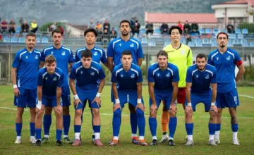FK Kom, ekipna fotografija iz 2025, arhiva; nije meč protiv Podgorice 11.10.2026. Izvor fotografije: Vijesti.me, https://en.vijesti.me/sports-e/football-c/782239/Love-for-the-game-leads-the-written-off-Zlatii-to-the-top
