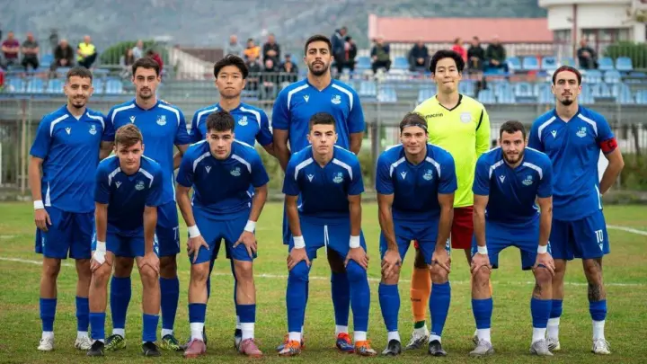 FK Kom, ekipna fotografija iz 2025, arhiva; nije meč protiv Podgorice 11.10.2026. Izvor fotografije: Vijesti.me, https://en.vijesti.me/sports-e/football-c/782239/Love-for-the-game-leads-the-written-off-Zlatii-to-the-top