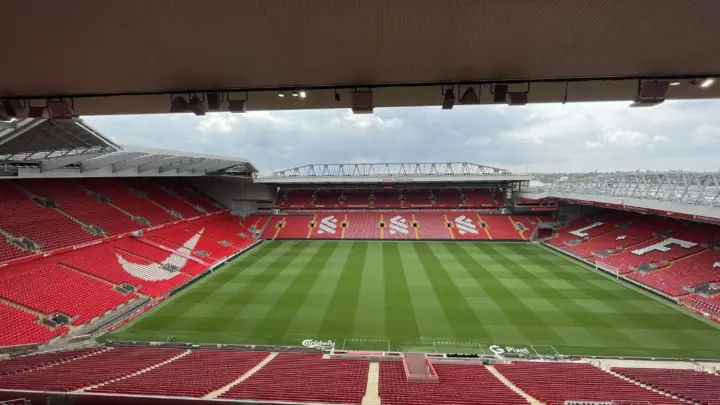 Stadion Enfild u Liverpulu, maj 2024. Arhivska fotografija, nije utakmica Liverpul – Arsenal 1. novembra 2026. Foto: FYI2023 / Wikimedia Commons, CC0.