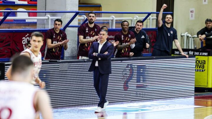Trener FMP-a Saša Nikitović pored terena