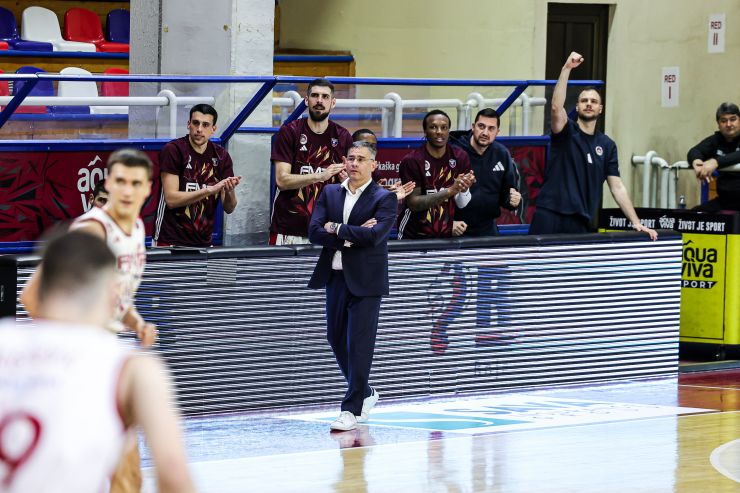 Trener FMP-a Saša Nikitović pored terena