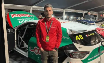 Filip Kunčer i njegov trkački automobil, arhiva 2024. Nije slika iz Navare 2026. Izvor fotografije: Portal Analitika, https://www.portalanalitika.me/clanak/filip-kuncer-sljedece-sezone-u-evropskom-renault-clio-cup-sampionatu