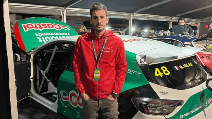 Filip Kunčer i njegov trkački automobil, arhiva 2024. Nije slika iz Navare 2026. Izvor fotografije: Portal Analitika, https://www.portalanalitika.me/clanak/filip-kuncer-sljedece-sezone-u-evropskom-renault-clio-cup-sampionatu