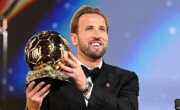 Hari Kejn drži Zlatnu loptu na ceremoniji u Londonu 26. oktobra 2026. Fotografija: England Football