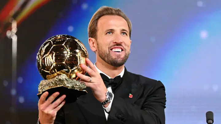 Hari Kejn drži Zlatnu loptu na ceremoniji u Londonu 26. oktobra 2026. Fotografija: England Football