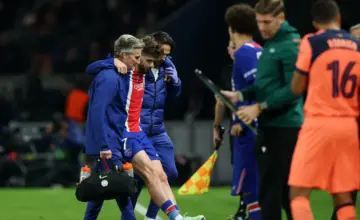 Stvarna Reuters fotografija sa utakmice Pari Sen Žermen – Barselona 20. oktobra 2026, Hviča Kvarachelija napušta teren poslije povrede koljena. Foto Reuters, preko Vijesti.