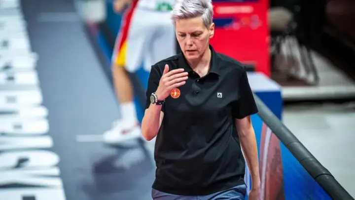 Selektorka ženske košarkaške reprezentacije Jelena Škerović tokom utakmice, arhiva 2025. Foto: FIBA/Vijesti.