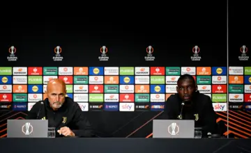 Stvarna klupska fotografija iz najave Juventus – Rennes 22. oktobra 2026, konferencija/izjave Lučana Spaletija i Randala Kolo Muanija. Foto: Juventus FC. Fotografija prije utakmice.