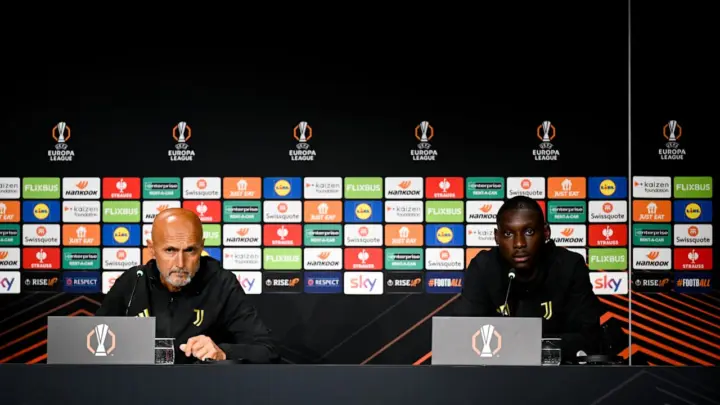 Stvarna klupska fotografija iz najave Juventus – Rennes 22. oktobra 2026, konferencija/izjave Lučana Spaletija i Randala Kolo Muanija. Foto: Juventus FC. Fotografija prije utakmice.