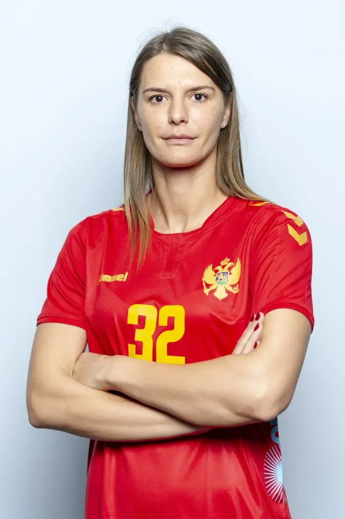 Portret Katarine Bulatović u crvenom dresu Crne Gore sa brojem 32