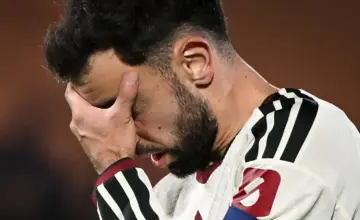 Bruno Fernandes tokom poraza Mančester junajteda od Koma 4:1 u Ligi šampiona 21. oktobra 2026. Originalna fotografija sa meča, izvor Sky Sports.