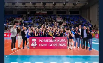 Odbojkašice Budućnosti sa trofejom na finalu Kupa Crne Gore 2026, original CEV; puna arhivska fotografija bez odsijecanja ijedne igračice.