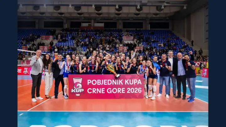 Odbojkašice Budućnosti sa trofejom na finalu Kupa Crne Gore 2026, original CEV; puna arhivska fotografija bez odsijecanja ijedne igračice.