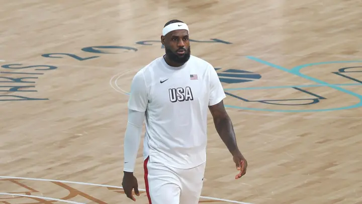 LeBron Džejms na košarkaškom terenu na Olimpijskim igrama u Parizu 2024, cijela glava i figura; arhiva, foto Clément Bardot, CC BY-SA 4.0
