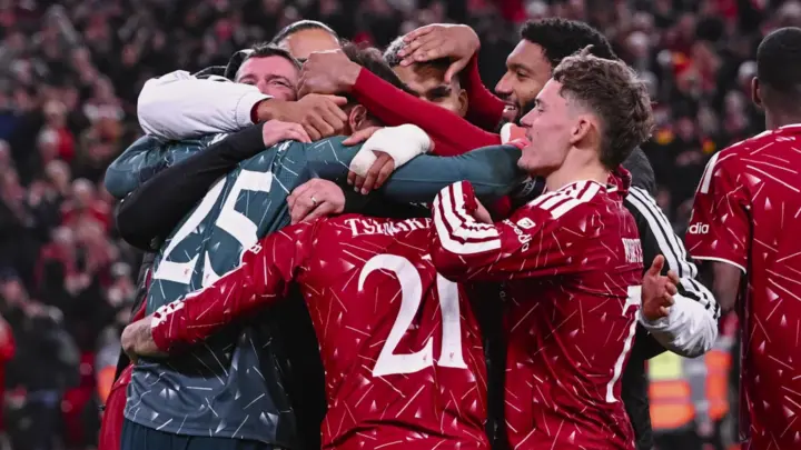 Fudbaleri Liverpula i Čelsija u utakmici Liga kupa na Enfildu 28. oktobra 2026.