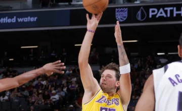 Luka Dončić u dresu Los Angeles Lakersa protiv Sacramento Kingsa