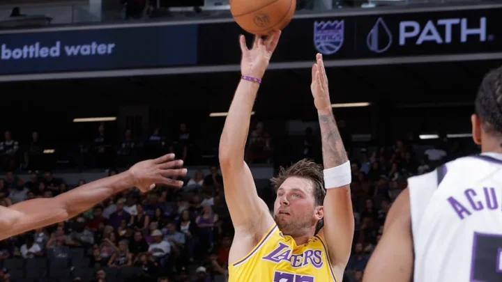 Luka Dončić u dresu Los Angeles Lakersa protiv Sacramento Kingsa