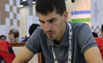 Stvarna fotografija crnogorskog šahiste Luke Draškovića u izvještaju o Kupu evropskih šampiona u Budvi, 21. oktobra 2026. Izvor Šahovski savez Crne Gore.