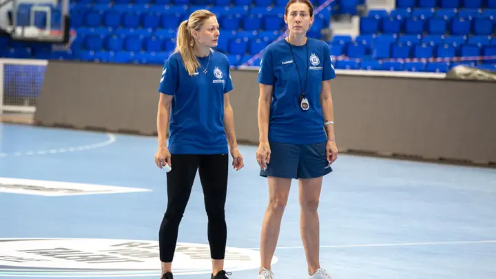 Maja Savić sa stručnim štabom ŽRK Budućnost na rukometnom terenu, arhivska fotografija Vijesti 2021