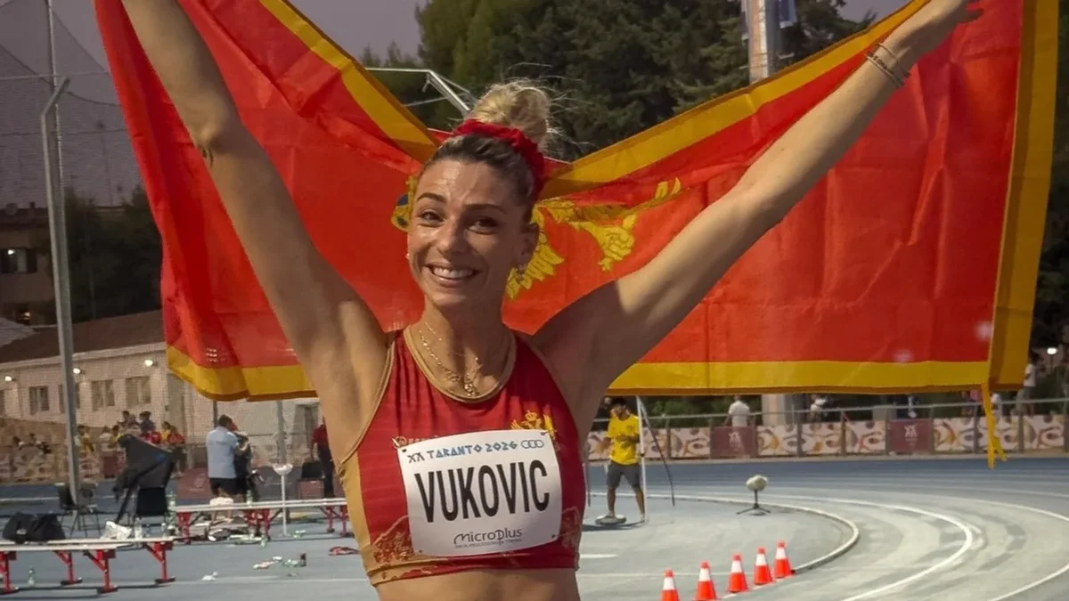 Marija Vuković sa crnogorskom zastavom nakon zlata u Tarantu 2026