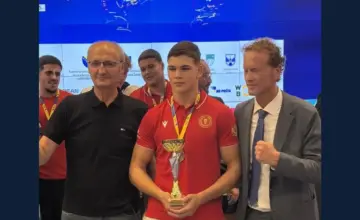 Originalna arhivska fotografija crnogorskog boksera Matije Roganovića iz jula 2026, MINA; original u cjelosti sačuvan u širokom kadru bez odsijecanja glave ili pehara.