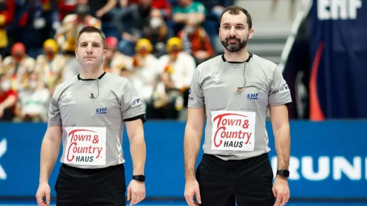 Crnogorski rukometni sudijski tandem Miloš Ražnatović i Ivan Pavićević na međunarodnoj utakmici 2026.