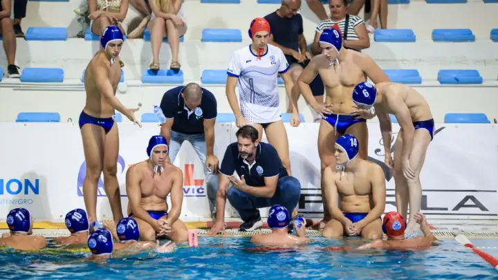 Vaterpolisti Budućnosti ONE sa trenerom tokom utakmice; foto: PVK Budućnost ONE
