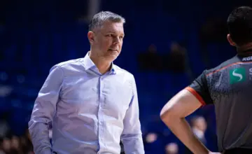 Petar Mijović uz teren tokom utakmice SC Derbija. Foto: Vijesti, arhiva, februar 2026.
