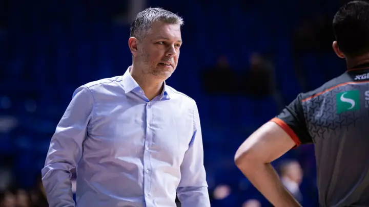 Petar Mijović uz teren tokom utakmice SC Derbija. Foto: Vijesti, arhiva, februar 2026.