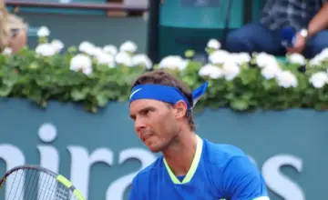 Rafael Nadal na teniskom meču protiv Nikoloza Basilašvilija na Rolan Garosu 2017. Arhivska fotografija: François Gogl​ins, CC BY-SA 4.0; kadrirana za prikaz 16:9.