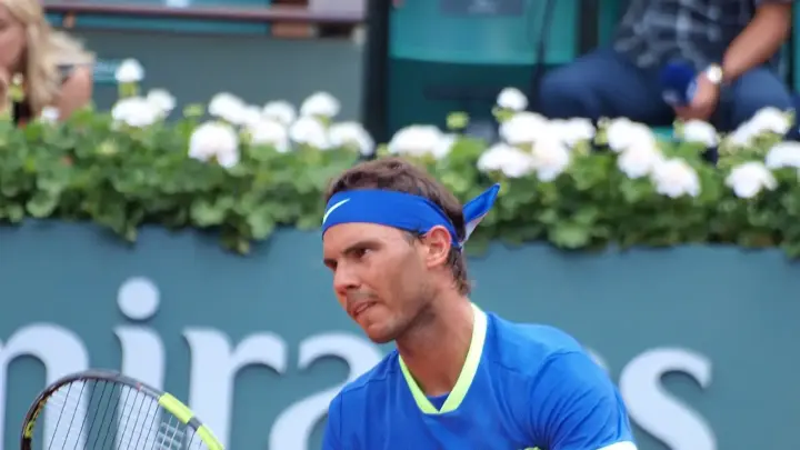 Rafael Nadal na teniskom meču protiv Nikoloza Basilašvilija na Rolan Garosu 2017. Arhivska fotografija: François Gogl​ins, CC BY-SA 4.0; kadrirana za prikaz 16:9.