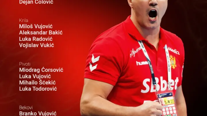 Zvanični vizual Rukometnog saveza Crne Gore sa selektorom Zoranom Roganovićem i spiskom seniora za početak kvalifikacija za EHF Euro 2028. Foto i dizajn: Rukometni savez Crne Gore.